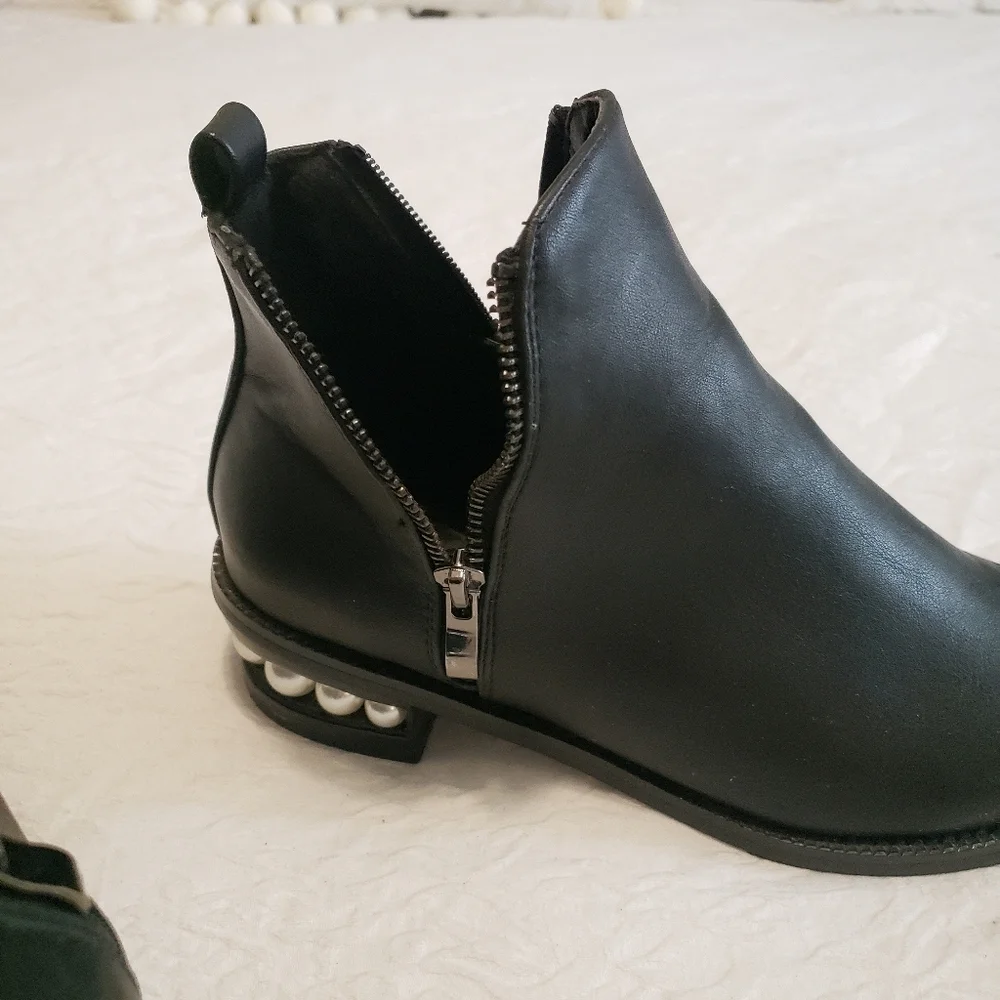 BLACK BOOTIES SIZE 71/2
